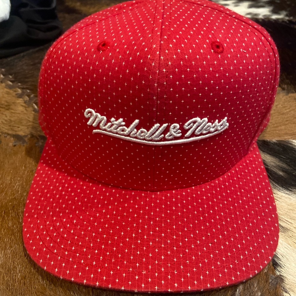 New! Mitchell & Ness dotted snapback cap 🧢